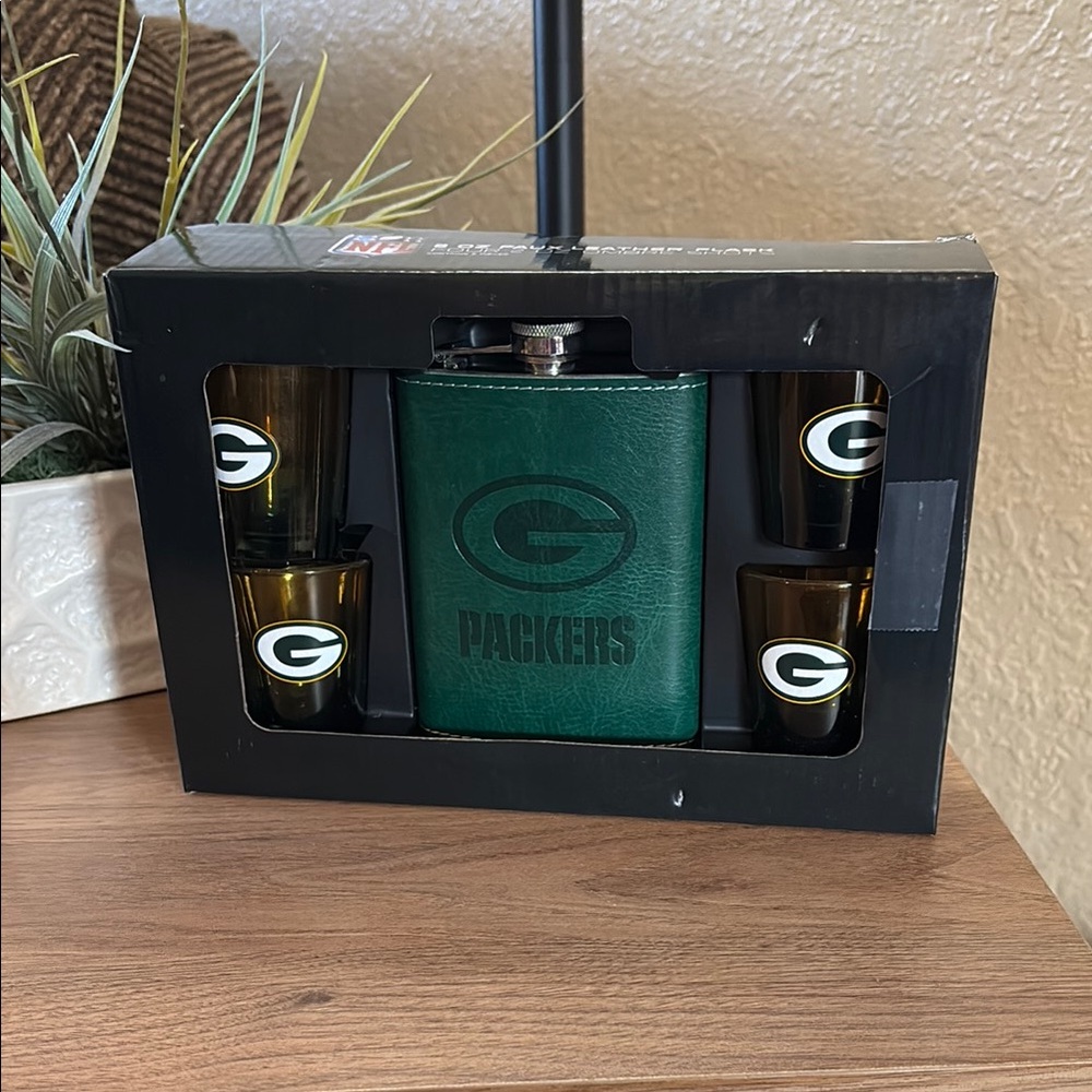 Green Bay Packers Flask and Shot Glass Set